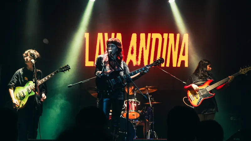 Fotografía en vivo de Lava Andina en recital